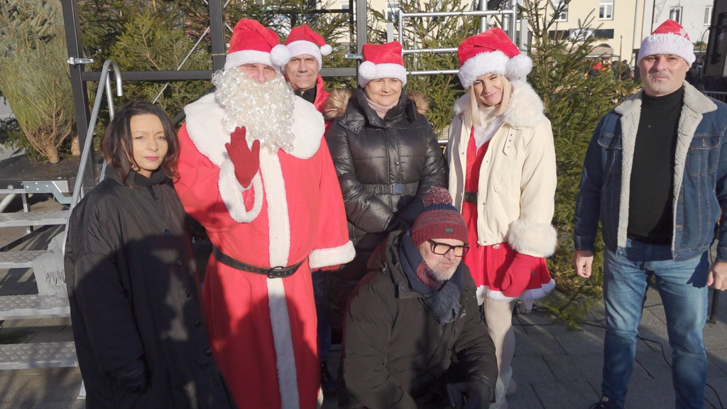 Choinki dla mieszkańców. Gmina i PGK rozdawały świąteczne drzewka [wideo, zdjęcia]
