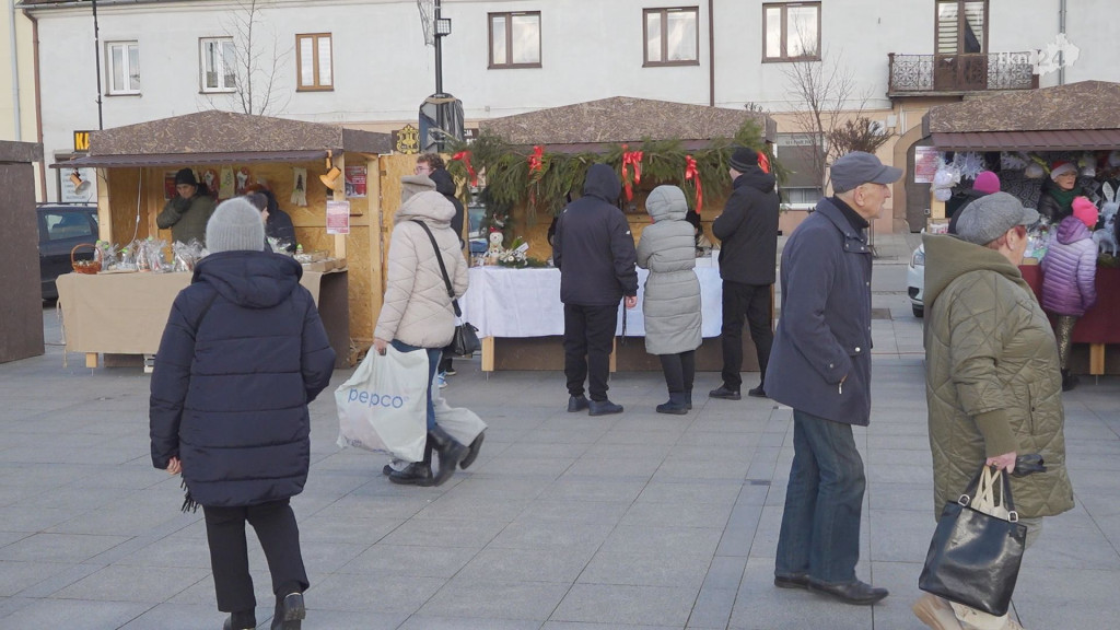 Choinki dla mieszkańców. Gmina i PGK rozdawały świąteczne drzewka [wideo, zdjęcia]