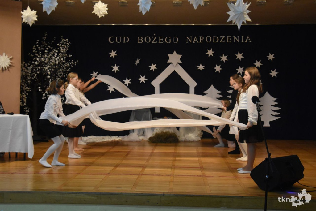 Uczniowie Szkoły Podstawowej nr 1 w Końskich wystawili jasełka [wideo, zdjęcia]