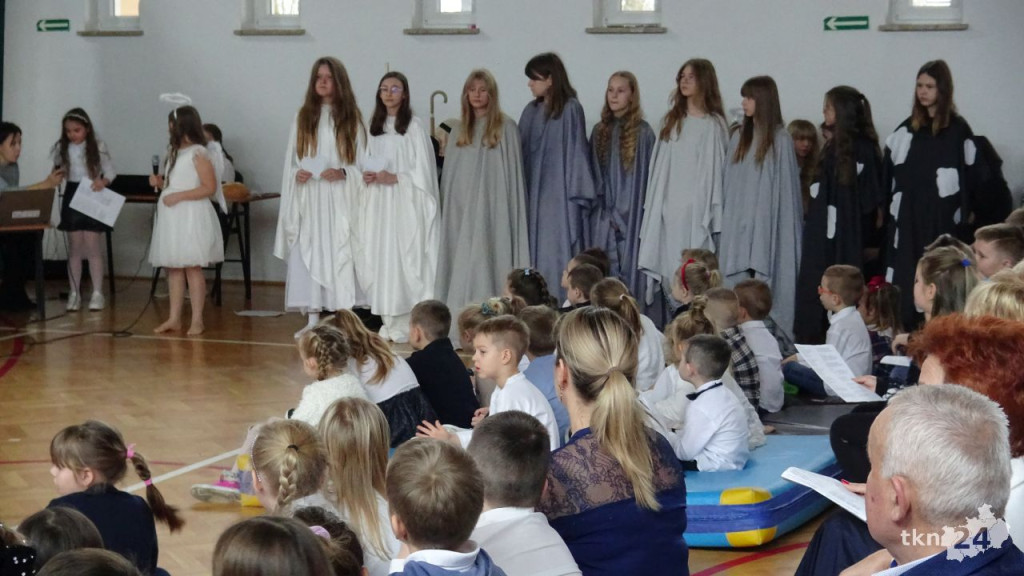 Uczniowie ZPO w Dziebałtowie zaprosili na jasełka i kolędowanie [wideo, zdjęcia]