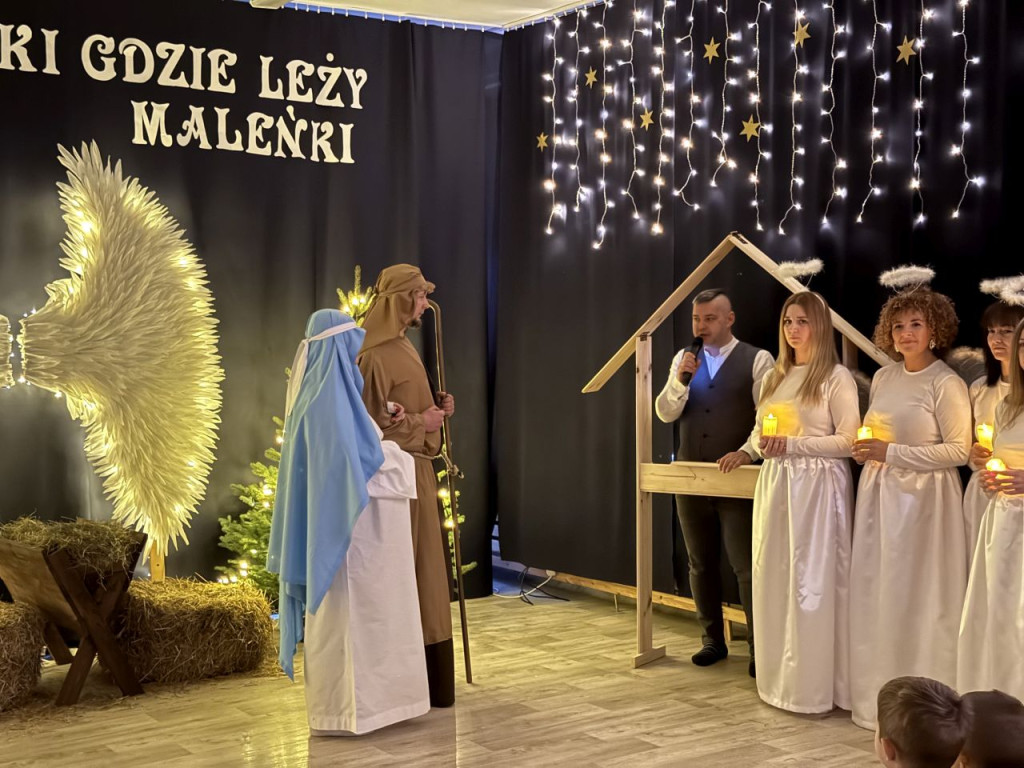 Rodzice i nauczyciele wystąpili świątecznie dla przedszkolaków [wideo, zdjęcia]