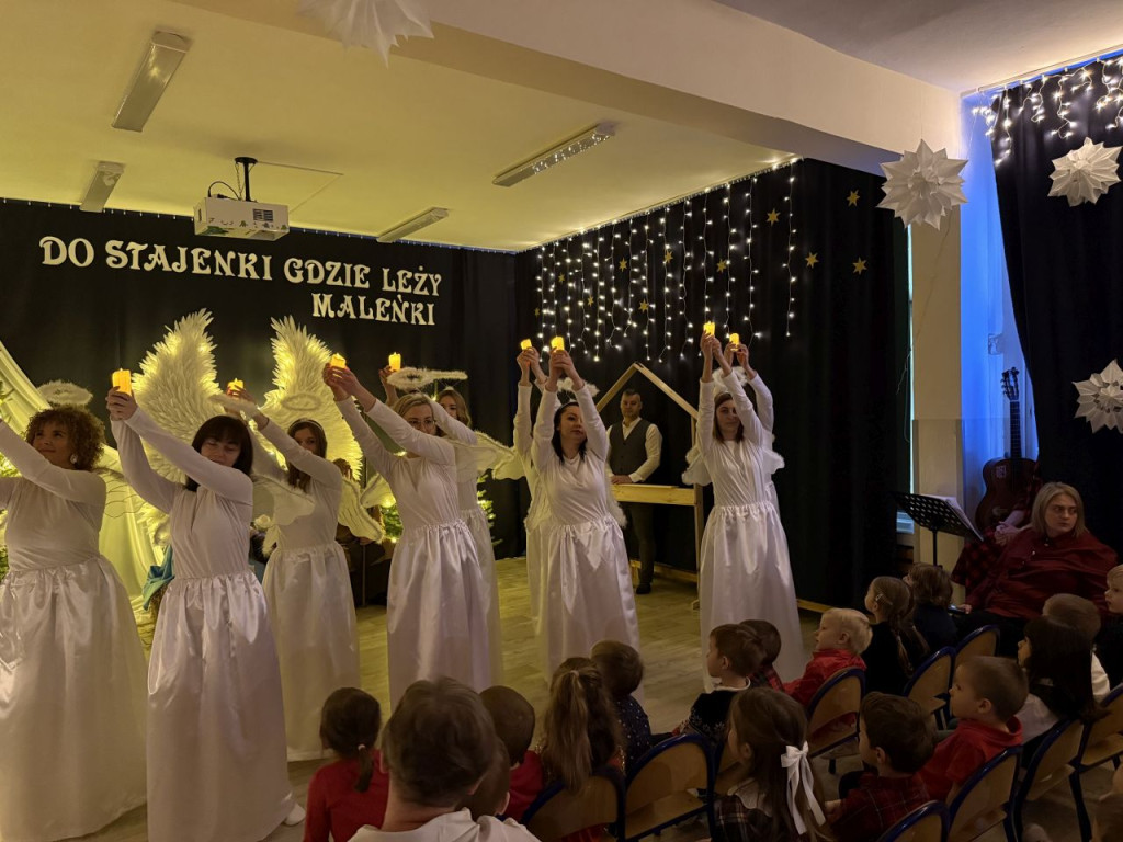 Rodzice i nauczyciele wystąpili świątecznie dla przedszkolaków [wideo, zdjęcia]