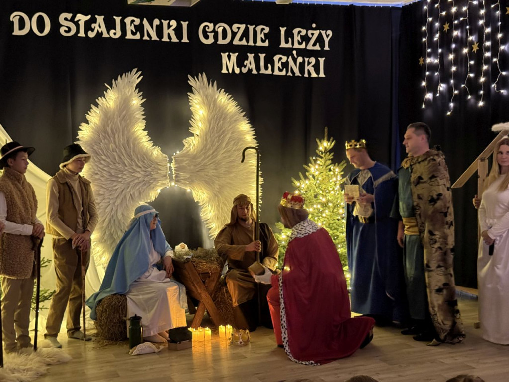 Rodzice i nauczyciele wystąpili świątecznie dla przedszkolaków [wideo, zdjęcia]