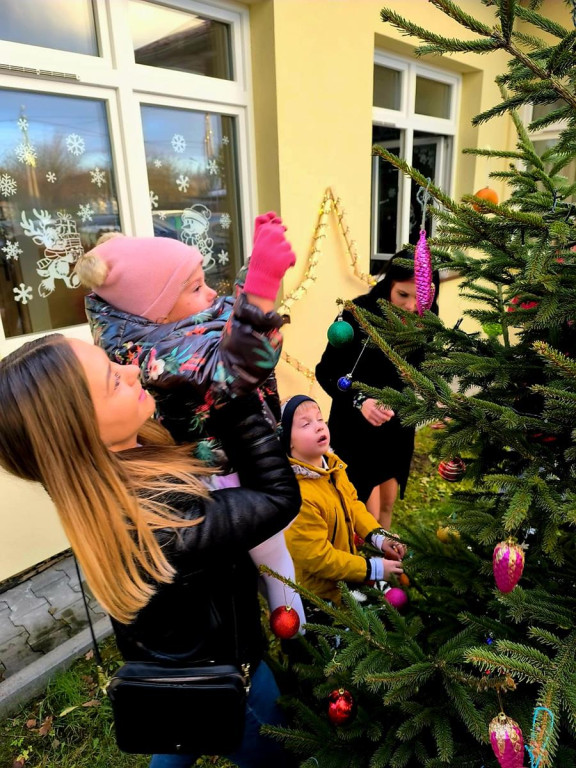 Spotkanie wigilijne w Przedszkolu w Pomykowie. Świąteczna integracja dzieci, rodziców i pracowników
