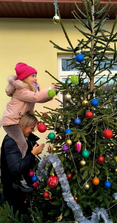 Spotkanie wigilijne w Przedszkolu w Pomykowie. Świąteczna integracja dzieci, rodziców i pracowników