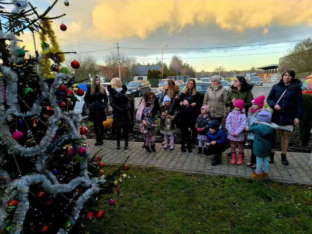 Spotkanie wigilijne w Przedszkolu w Pomykowie. Świąteczna integracja dzieci, rodziców i pracowników
