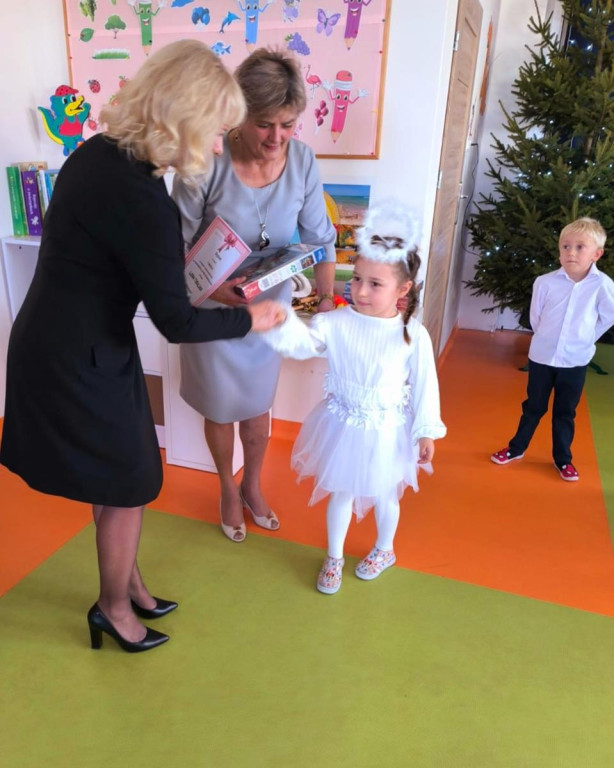 Spotkanie wigilijne w Przedszkolu w Pomykowie. Świąteczna integracja dzieci, rodziców i pracowników