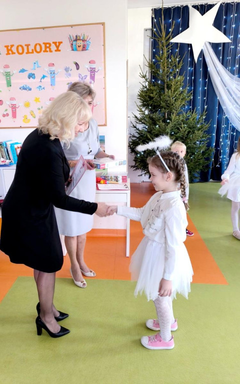 Spotkanie wigilijne w Przedszkolu w Pomykowie. Świąteczna integracja dzieci, rodziców i pracowników