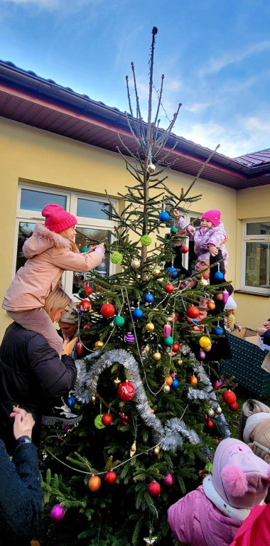 Spotkanie wigilijne w Przedszkolu w Pomykowie. Świąteczna integracja dzieci, rodziców i pracowników