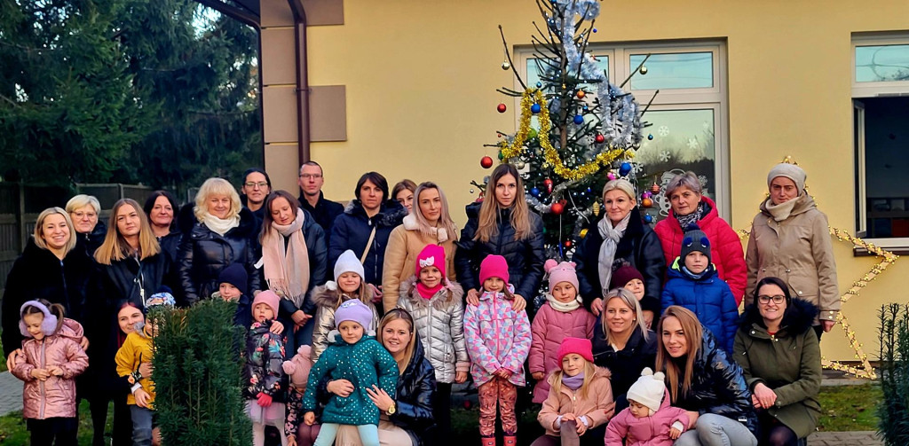 Spotkanie wigilijne w Przedszkolu w Pomykowie. Świąteczna integracja dzieci, rodziców i pracowników