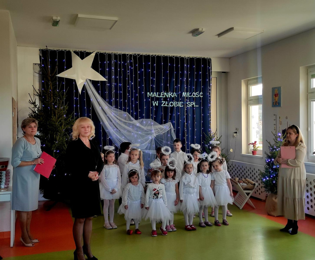 Spotkanie wigilijne w Przedszkolu w Pomykowie. Świąteczna integracja dzieci, rodziców i pracowników