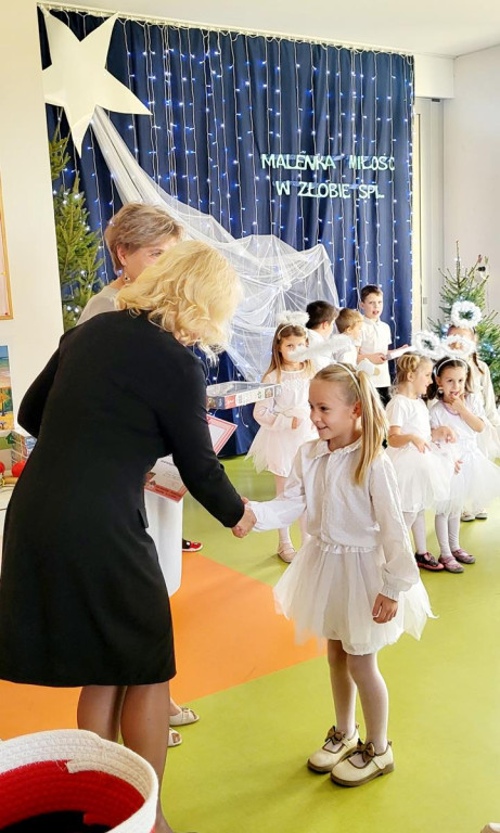Spotkanie wigilijne w Przedszkolu w Pomykowie. Świąteczna integracja dzieci, rodziców i pracowników