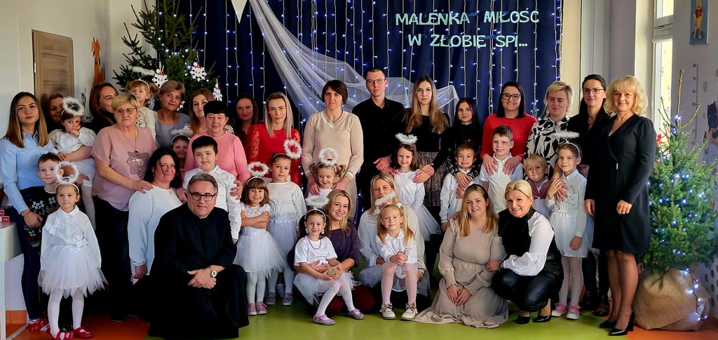 Spotkanie wigilijne w Przedszkolu w Pomykowie. Świąteczna integracja dzieci, rodziców i pracowników
