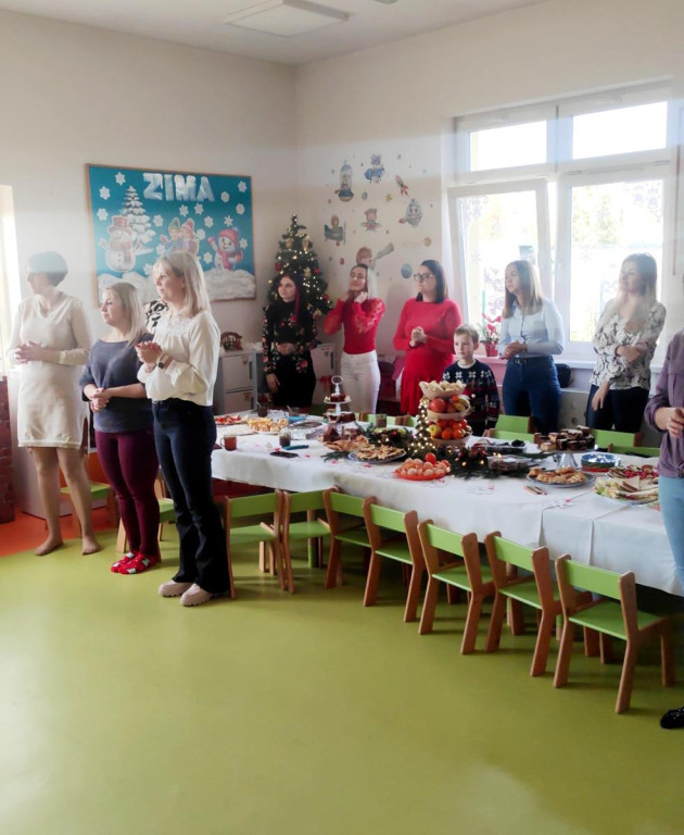 Spotkanie wigilijne w Przedszkolu w Pomykowie. Świąteczna integracja dzieci, rodziców i pracowników