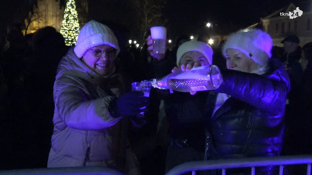 Witamy 2025 rok! Pokaz laserów na koneckim rynku [wideo, zdjęcia]