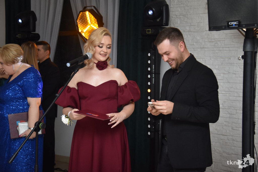 Studniówka 2025 ZSP w Stąporkowie. Obszerna relacja wideo i foto