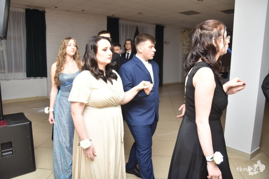 Studniówka 2025 ZSP w Stąporkowie. Obszerna relacja wideo i foto