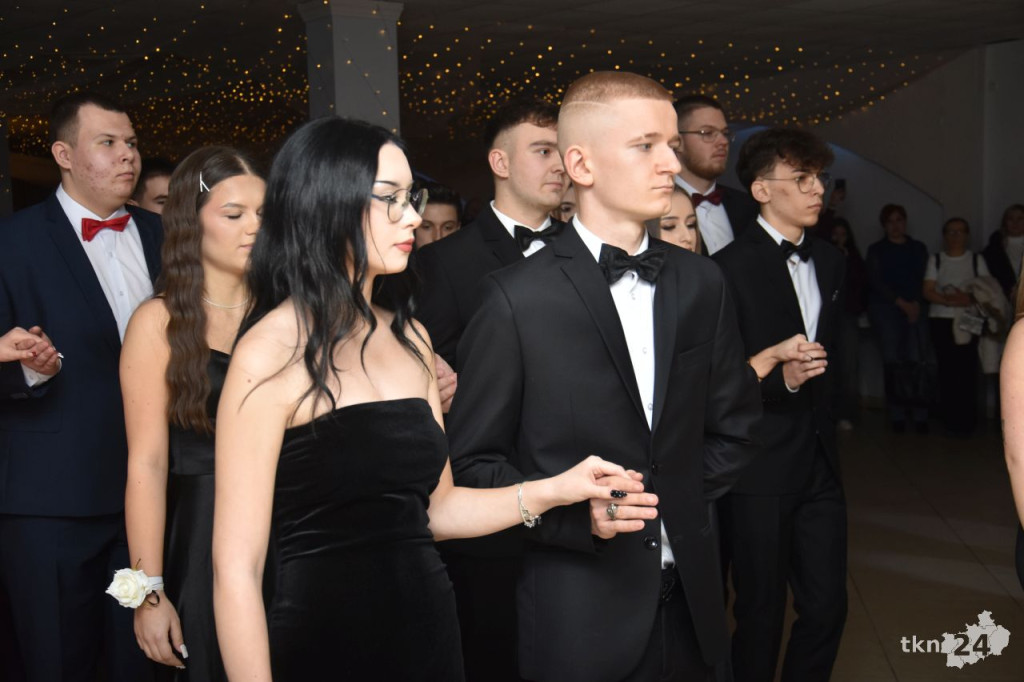 Studniówka 2025 ZSP w Stąporkowie. Obszerna relacja wideo i foto