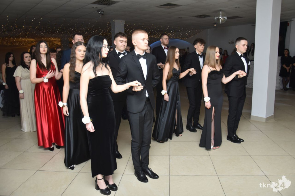 Studniówka 2025 ZSP w Stąporkowie. Obszerna relacja wideo i foto