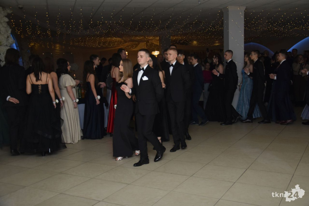 Studniówka 2025 ZSP w Stąporkowie. Obszerna relacja wideo i foto