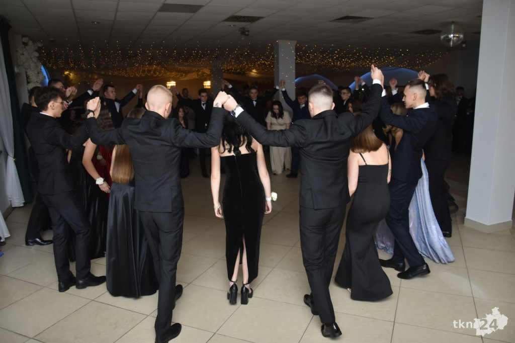 Studniówka 2025 ZSP w Stąporkowie. Obszerna relacja wideo i foto