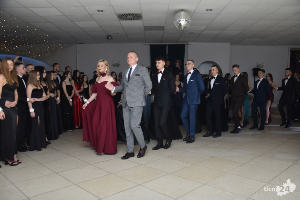 Studniówka 2025 ZSP w Stąporkowie. Obszerna relacja wideo i foto