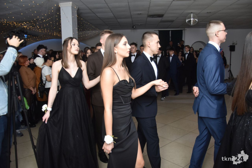 Studniówka 2025 ZSP w Stąporkowie. Obszerna relacja wideo i foto