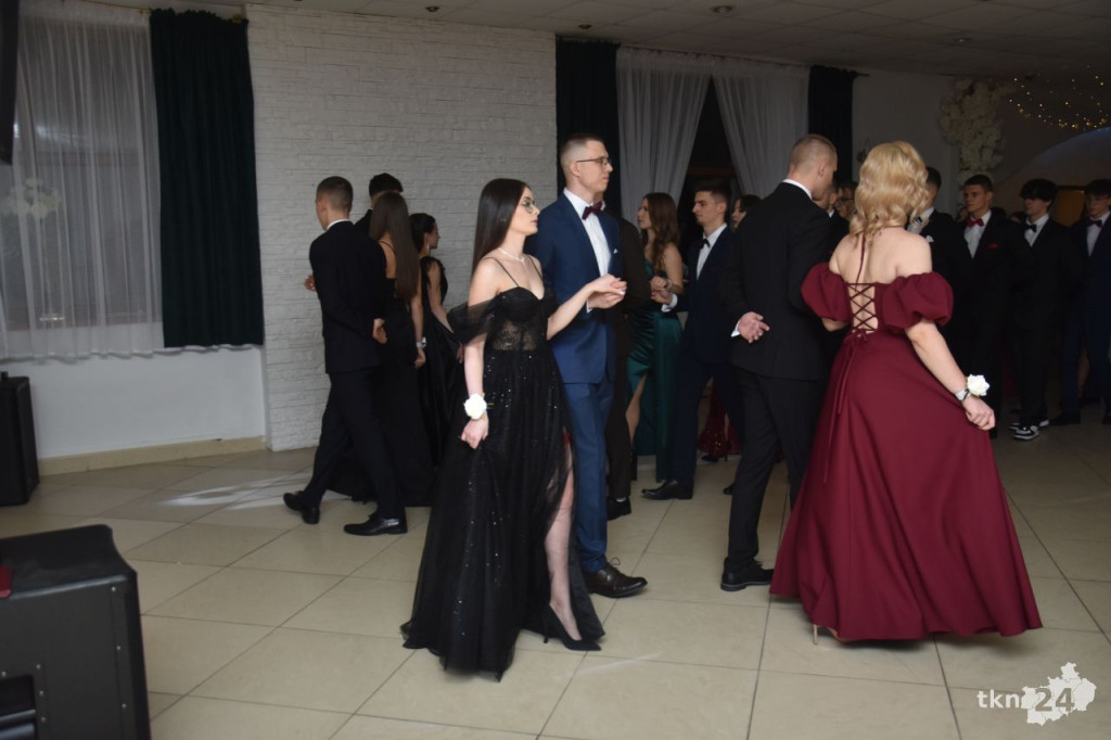 Studniówka 2025 ZSP w Stąporkowie. Obszerna relacja wideo i foto