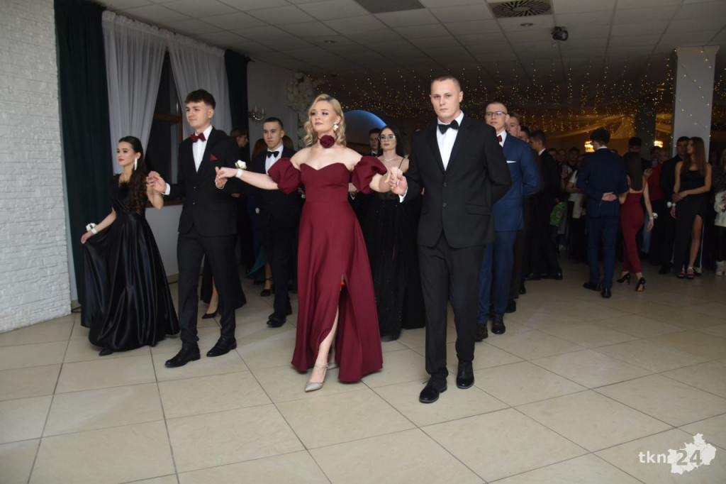 Studniówka 2025 ZSP w Stąporkowie. Obszerna relacja wideo i foto