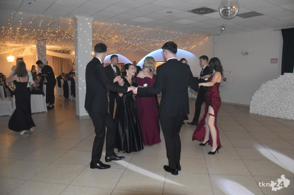 Studniówka 2025 ZSP w Stąporkowie. Obszerna relacja wideo i foto