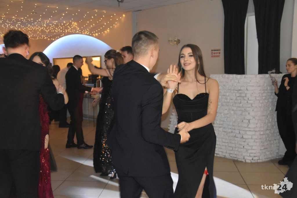 Studniówka 2025 ZSP w Stąporkowie. Obszerna relacja wideo i foto