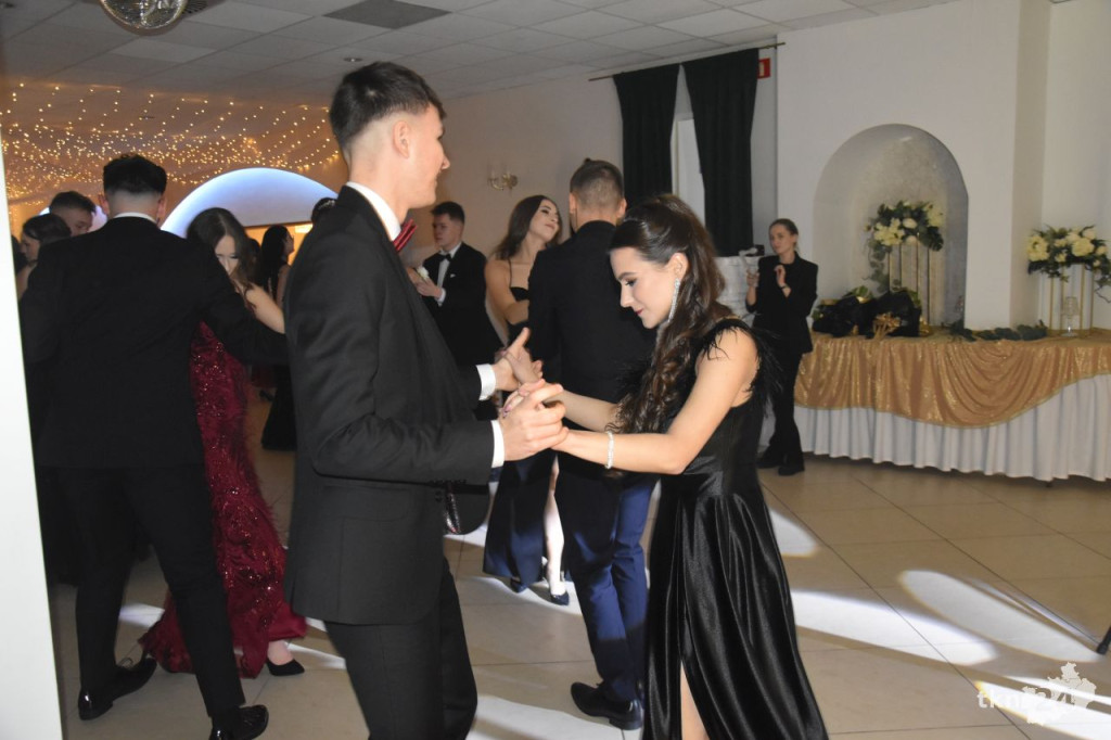 Studniówka 2025 ZSP w Stąporkowie. Obszerna relacja wideo i foto