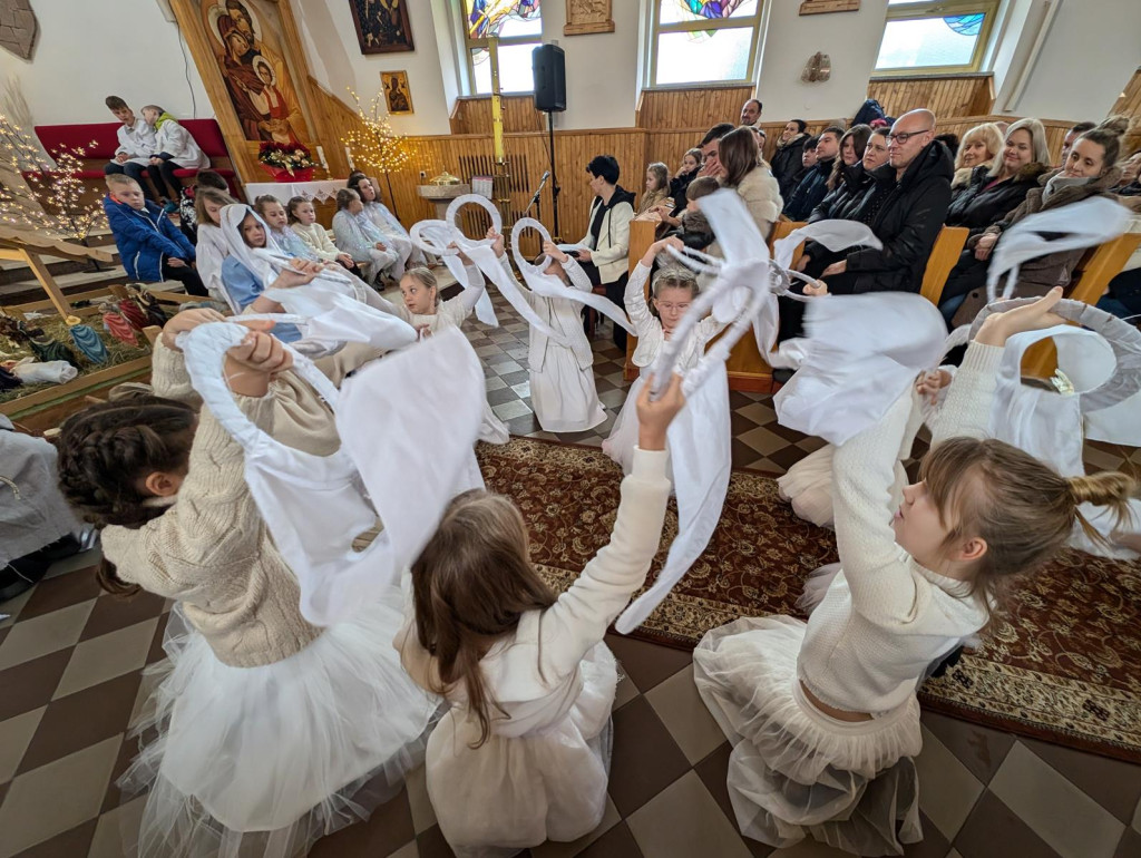 Jasełkowa opowieść na Święto Trzech Króli w Pomykowie [zdjęcia]
