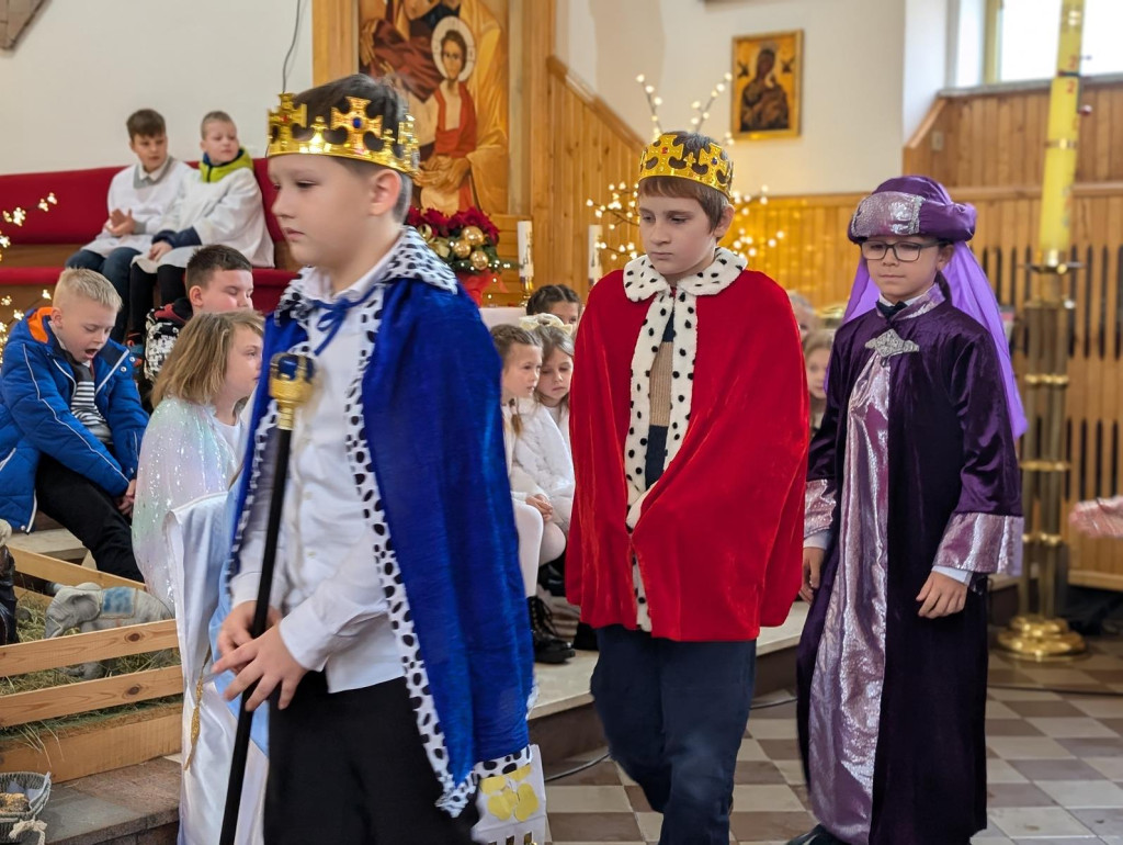 Jasełkowa opowieść na Święto Trzech Króli w Pomykowie [zdjęcia]