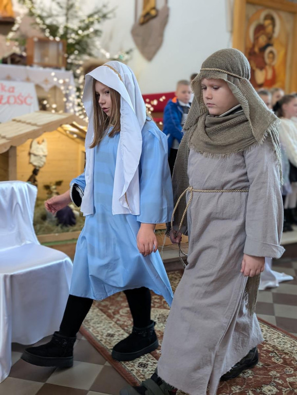 Jasełkowa opowieść na Święto Trzech Króli w Pomykowie [zdjęcia]