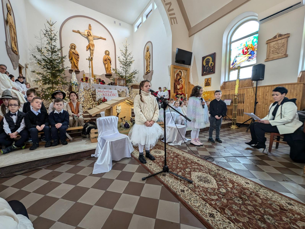 Jasełkowa opowieść na Święto Trzech Króli w Pomykowie [zdjęcia]
