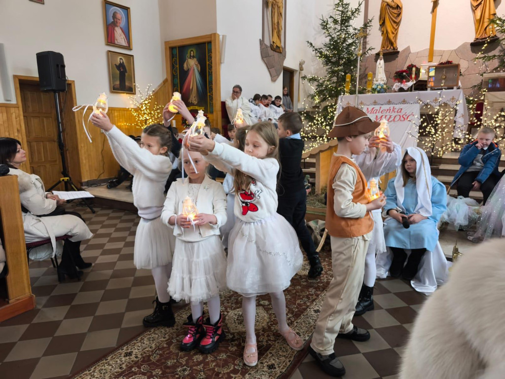 Jasełkowa opowieść na Święto Trzech Króli w Pomykowie [zdjęcia]