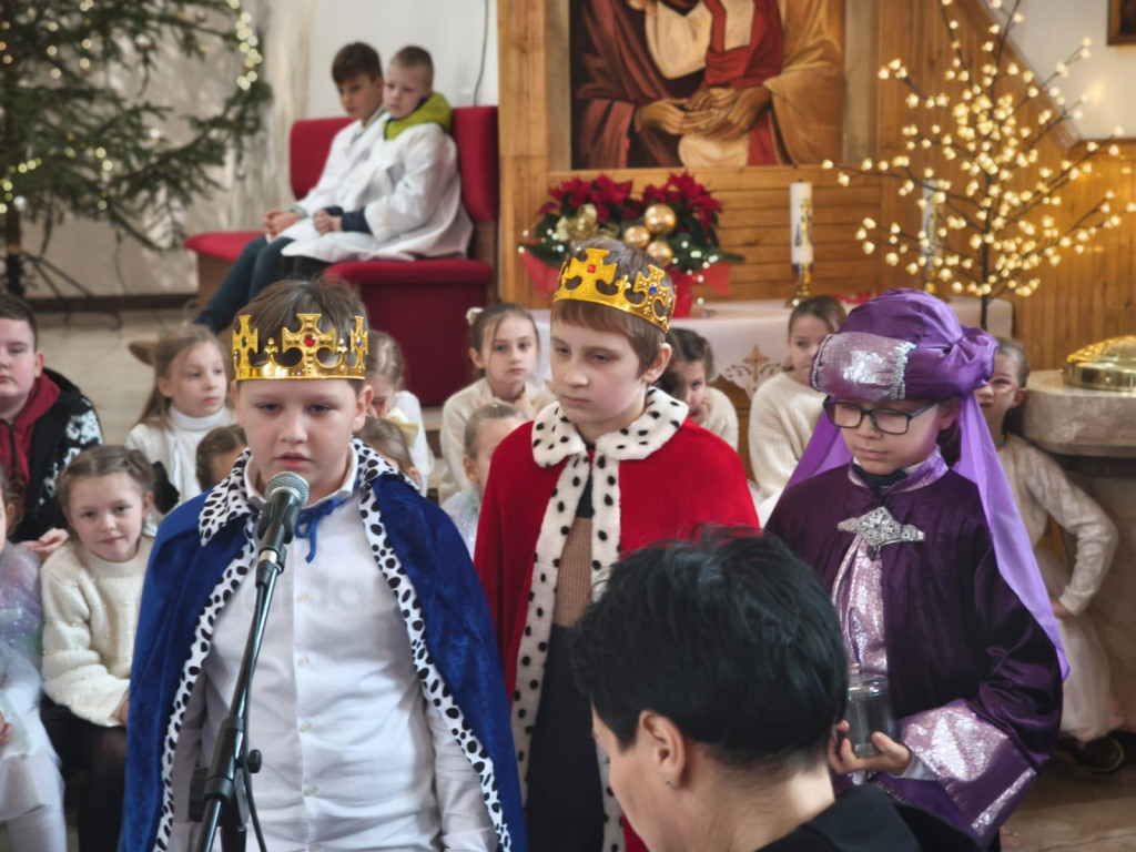 Jasełkowa opowieść na Święto Trzech Króli w Pomykowie [zdjęcia]
