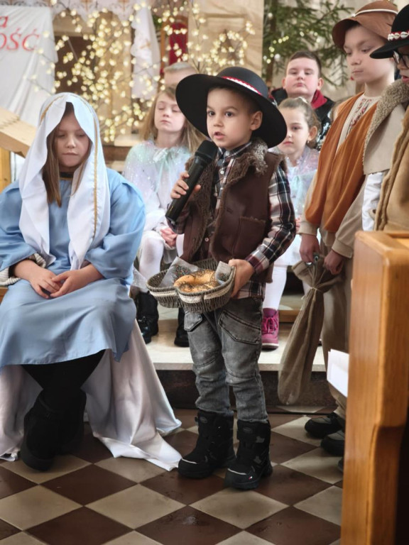 Jasełkowa opowieść na Święto Trzech Króli w Pomykowie [zdjęcia]