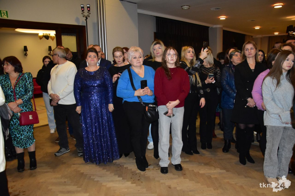 Ponad 80 maturzystów z Mechanika na studniówce w śnieżnej aurze