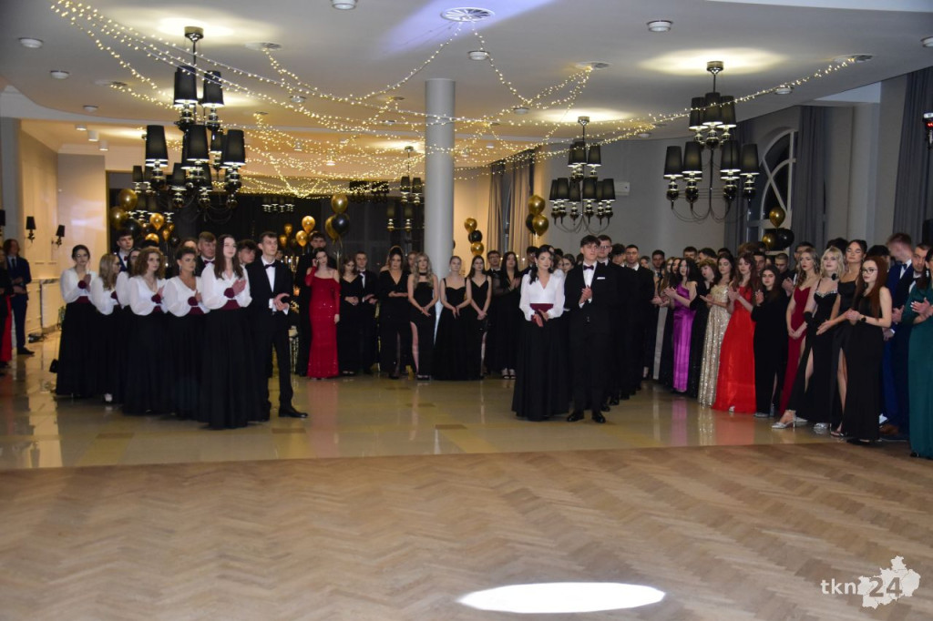 Ponad 80 maturzystów z Mechanika na studniówce w śnieżnej aurze