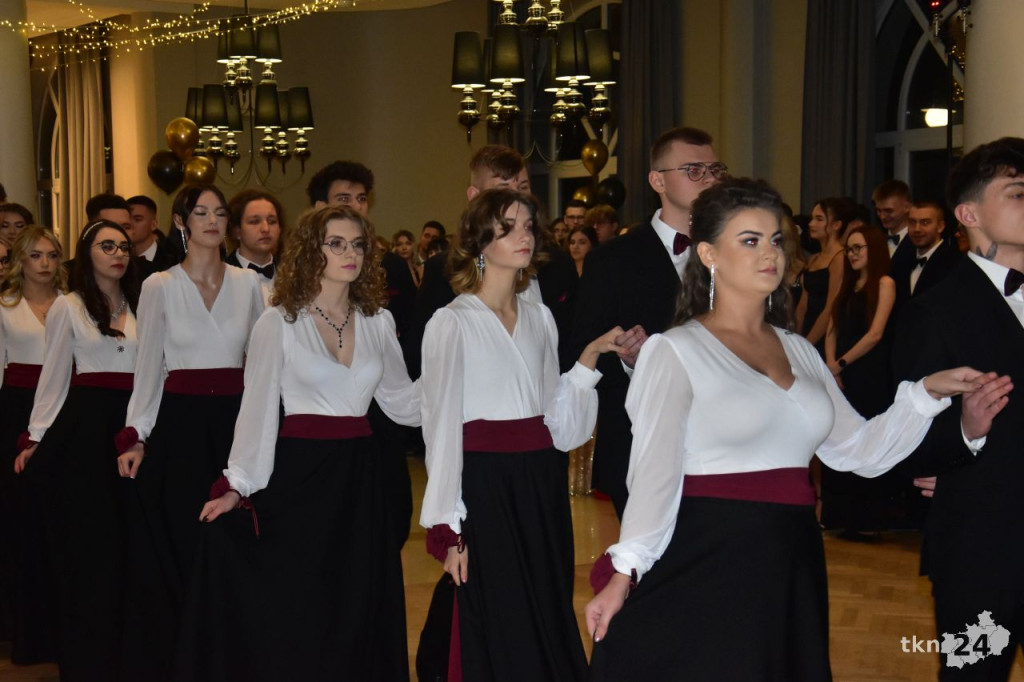 Ponad 80 maturzystów z Mechanika na studniówce w śnieżnej aurze