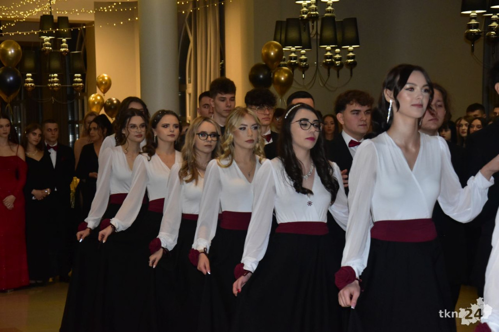 Ponad 80 maturzystów z Mechanika na studniówce w śnieżnej aurze
