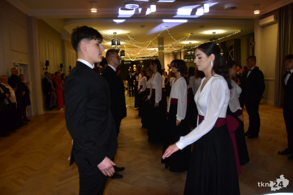 Ponad 80 maturzystów z Mechanika na studniówce w śnieżnej aurze