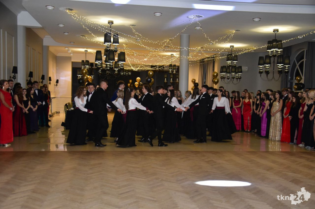 Ponad 80 maturzystów z Mechanika na studniówce w śnieżnej aurze