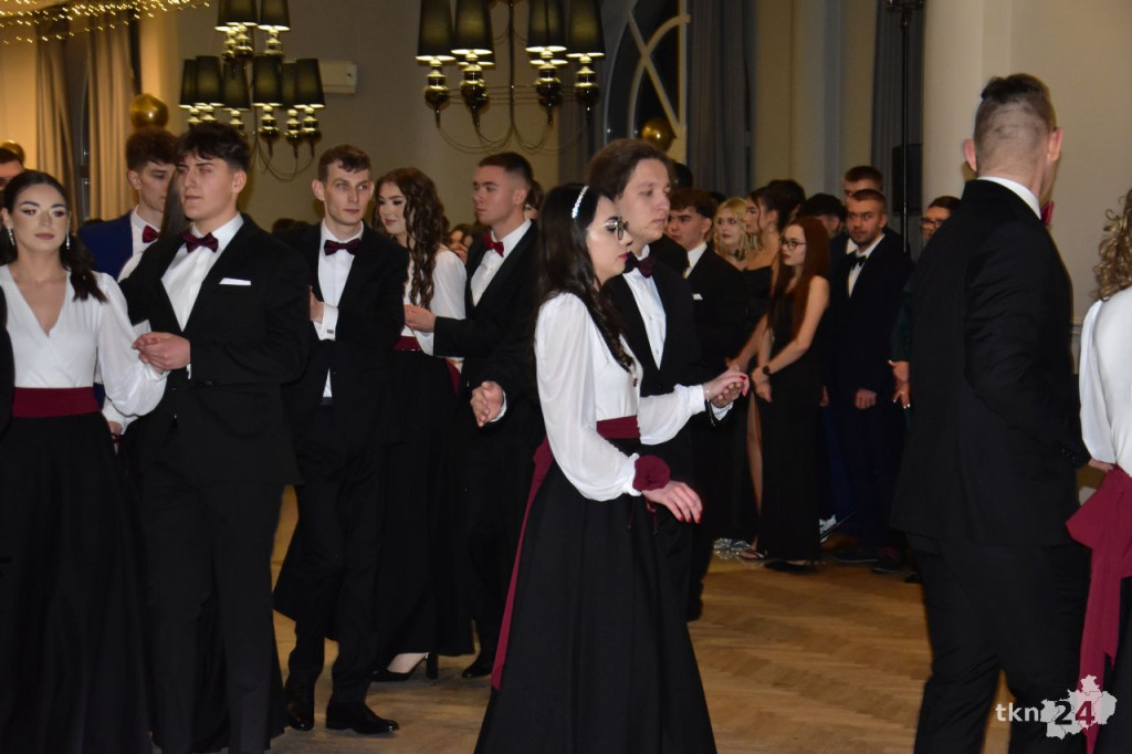 Ponad 80 maturzystów z Mechanika na studniówce w śnieżnej aurze