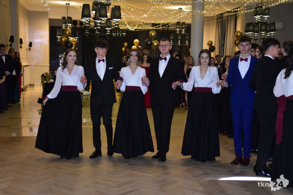 Ponad 80 maturzystów z Mechanika na studniówce w śnieżnej aurze