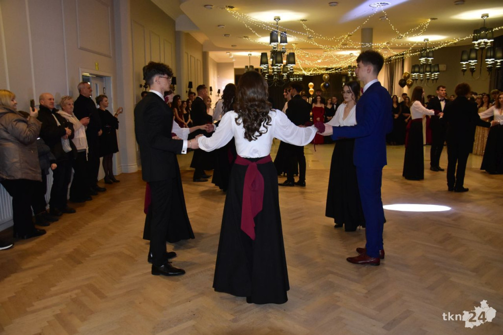Ponad 80 maturzystów z Mechanika na studniówce w śnieżnej aurze