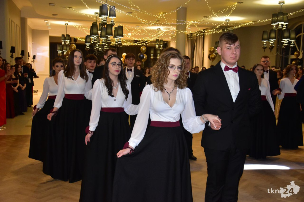Ponad 80 maturzystów z Mechanika na studniówce w śnieżnej aurze