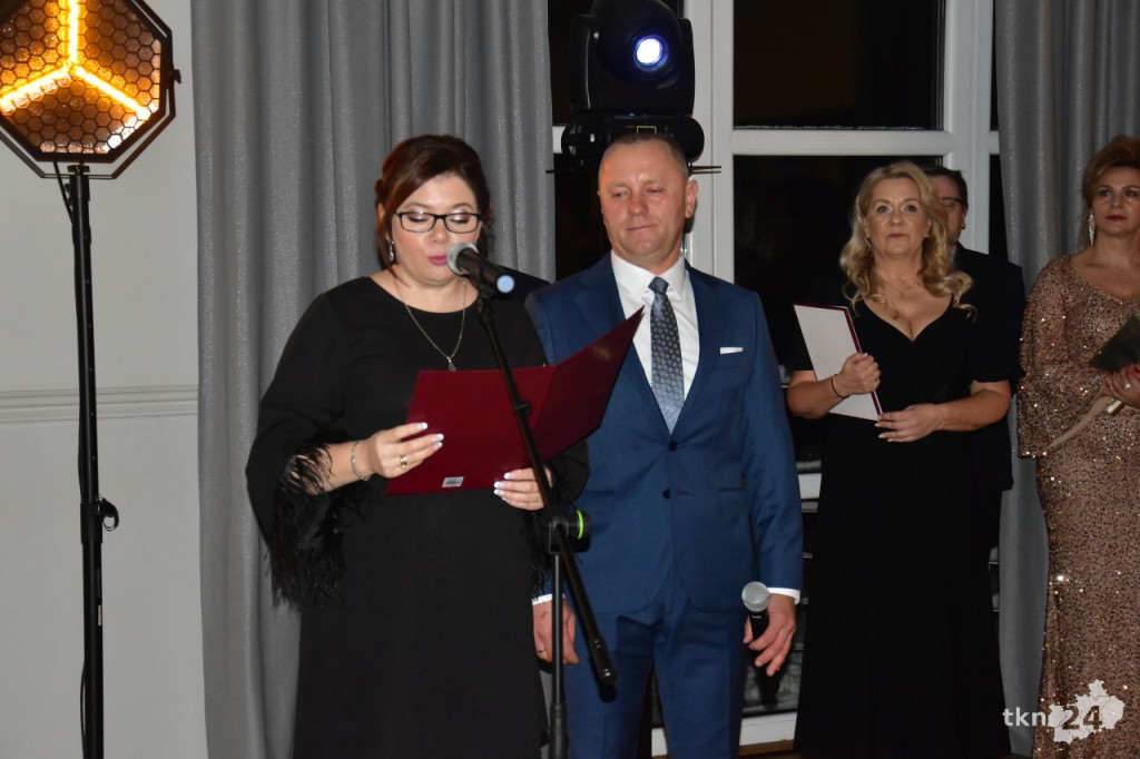 Ponad 80 maturzystów z Mechanika na studniówce w śnieżnej aurze